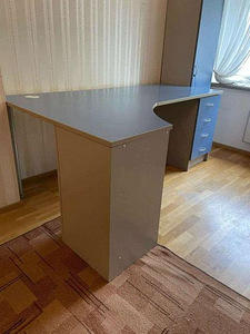 Угловой стол (1 фото из 2)
