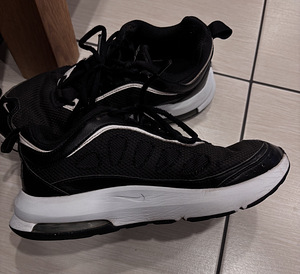 NIKE (4 foto / 4)