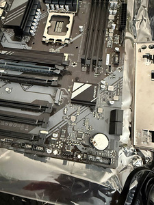 GIGABYTE B760 DS3H LGA 1700 DDR5 материнская плата (5 фото из 8)
