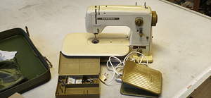 Швейная машина Bernina 708 (2 фото из 10)