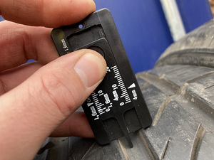 235/30 R20 (4 фото из 5)
