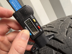 Nokian WR SUV 4 235/60 R17 (5 foto / 7)