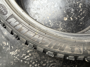 Michelin X-Ice North 8 225/40 R19 (8 foto / 8)