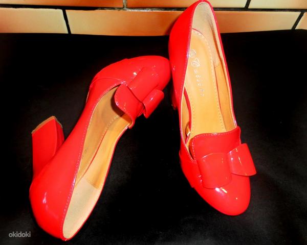 Стильные ярко-красные лаковые туфли с бантами, размер 38 (фото #1)