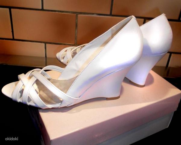 Белые туфли из натуральной кожи на платформе, 40, новые (фото #1)
