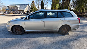 Toyota Avensis 2.0 d4d (8 foto / 8)
