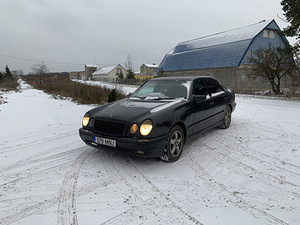 Mercedes Benz e250d manual (1 foto / 7)