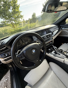 BMW 530d 180kw M-pakett (13 foto / 14)