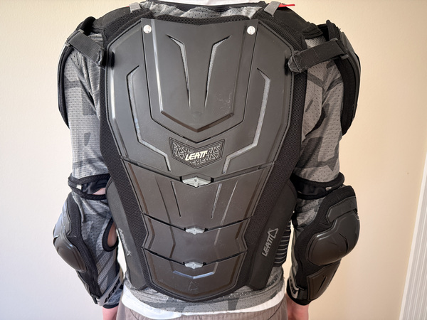LEATT kerekaitse (L/XL)