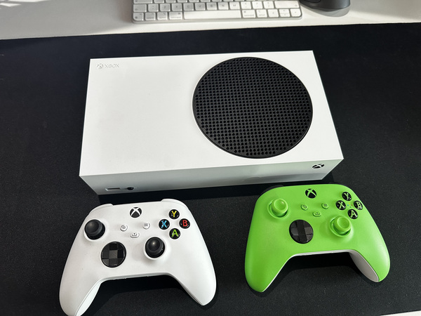 Xbox Series S + 2 контроллера