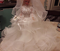 Käsitsi valmistatud pulmakleidis nukk