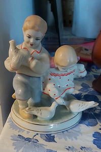 Статуэтка,дети с голубями (1 фото из 1)