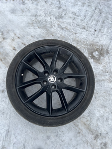 Skoda Octavia RS originaalveljed R18+ suverehvid (1 foto / 6)