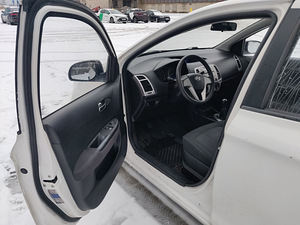 HYUNDAI I20 (7 foto / 10)