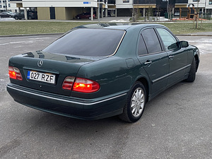 Mercedes-Benz E 240 Elegance 2.4 V6 125kV (4 foto / 13)