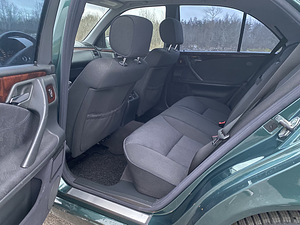 Mercedes-Benz E 240 Elegance 2.4 V6 125kV (8 foto / 13)