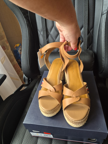 Новые Tommy Hilfiger 38