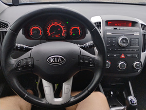 Kia Ceed (9 foto / 12)