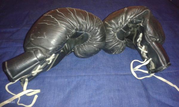Старые боксерские перчатки (фото #3)