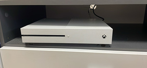 Xbox one s (1 фото из 2)