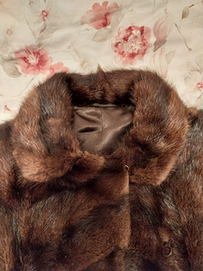 Меховое пальто (3 фото из 4)