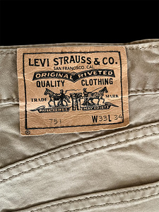 LEVI’s джинсы (3 фото из 3)
