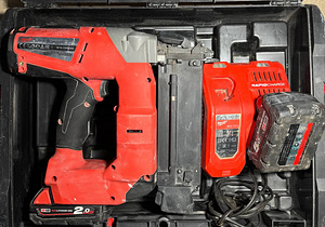 Milwaukee M18 CN18GC akunaelpüstol (2 foto / 2)