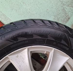 Оригинальные диски Mazda с зимними шинами Goodyear M+S 195/65r15 (4 фото из 7)