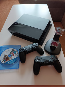 PlayStation 4 koos kahe puldi ja laadimisdokiga + mäng (1 foto / 2)