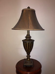 Настольная лампа в античном стиле