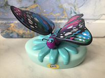 Летающая бабочка с батареями