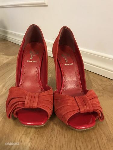 Замшевые туфли BATA красно-алого цвета. (фото #2)