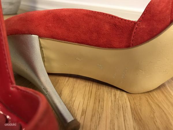 Замшевые туфли BATA красно-алого цвета. (фото #3)