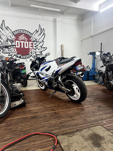Suzuki GSX-R 750 k1 200a (3 фото из 3)