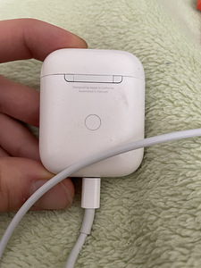 Продам AirPods 2(кейс и правый наушник) (2 фото из 3)
