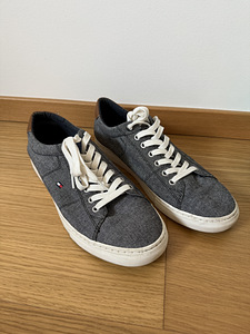 Tommy Hilfiger meeste jalanõud 44 (1 foto / 2)