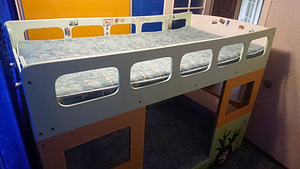 Laste kahekorruseline voodi-buss madratsitega. (3 foto / 3)