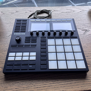 Native Instruments Maschine MK3 (1 foto / 2)