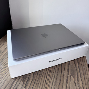 Apple MacBook Pro 16" (2021) M1 Max 32GB / 1TB (6 foto / 8)