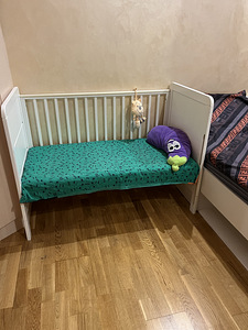 Детская кроватка (3 фото из 4)