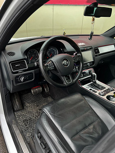 Volkswagen Tuareg 2012 (2 foto / 15)