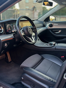 Mercedes-Benz E 220d (12 foto / 15)