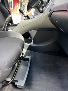 Müüa Toyota Auris 1.4 71kW bensiin manuaal (2008 (13 foto / 15)