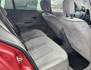 RENAULT LAGUNA (8 фото из 9)