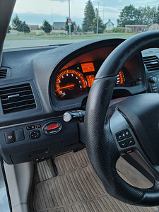 Toyota Avensis (8 foto / 12)
