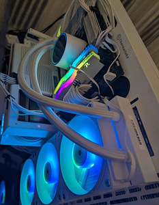 White Christmas Gamer (i9-11900F, RX 9060XT, 32GB DDR4) (5 foto / 7)