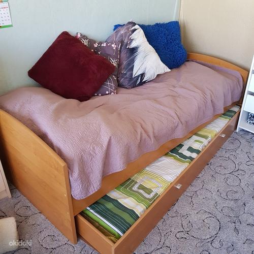 Продам кровать с двумя матрасами (фото #1)