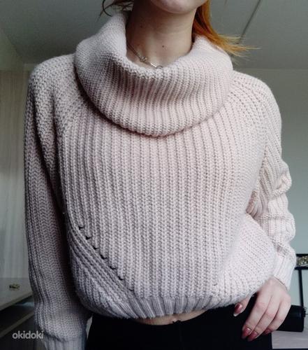 Нежно розовый теплый свитер с широким горлом (фото #2)