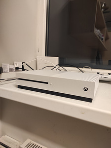 Xbox One S (1 фото из 2)