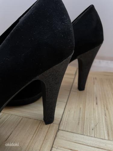 Mustad kõrge kontsaga kingad (foto #2)